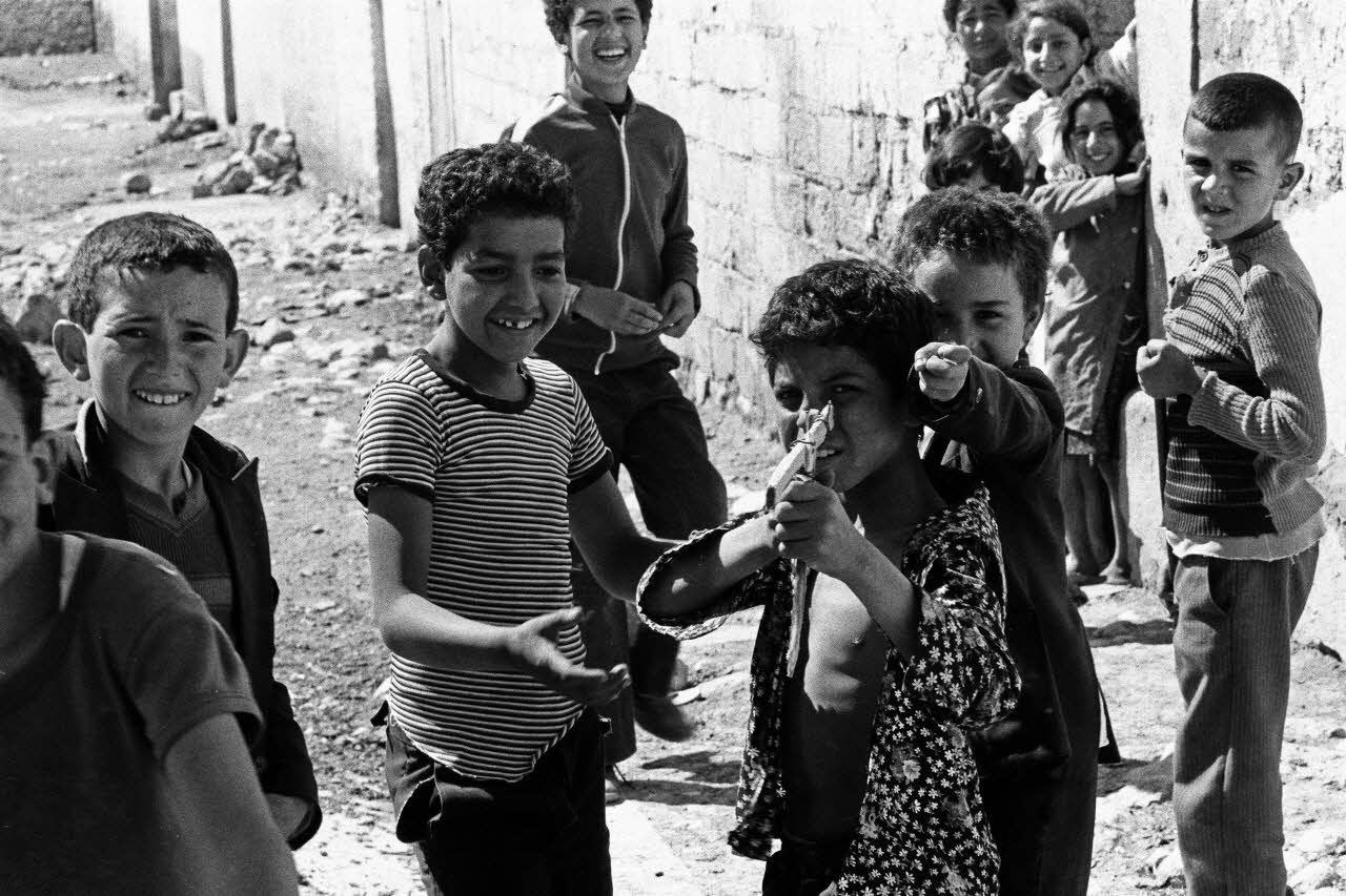 Alain Leloup tirage photographique Dans la rue Algérie 1979 2018.94.1.11 Photo Collection Mucem  Alain Leloup