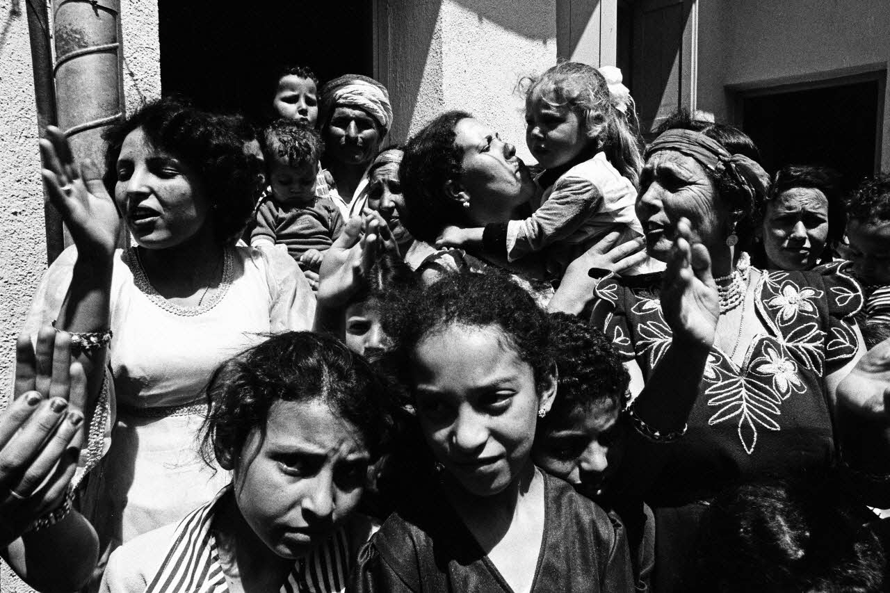 Alain Leloup tirage photographique Dans la rue Algérie 1979 2018.94.1.12 Photo Collection Mucem  Alain Leloup