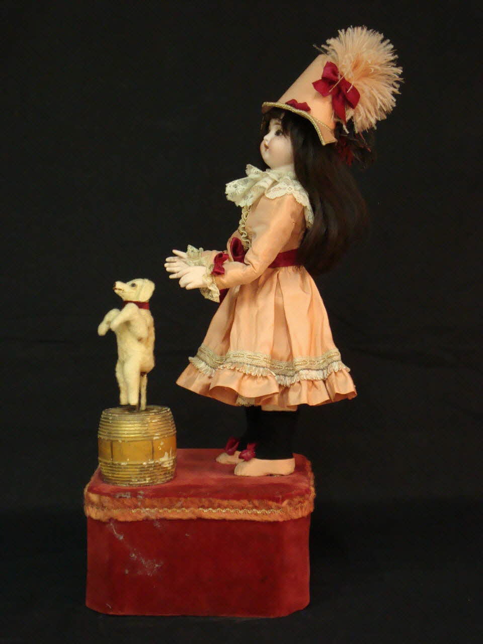 automate mécanique à musique Fillette et chien dansant 1985.25.117 Photo Mucem / cliché : Souillac, musée de l'automate