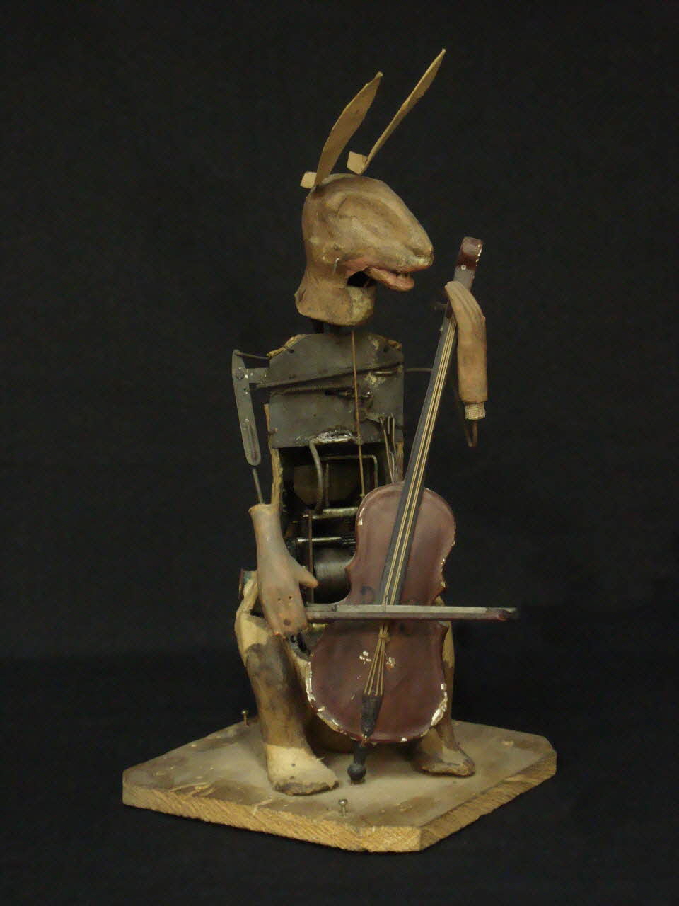 automate mécanique Lapin jouant du violoncelle 1985.25.130 Photo Mucem / cliché : Souillac, musée de l'automate