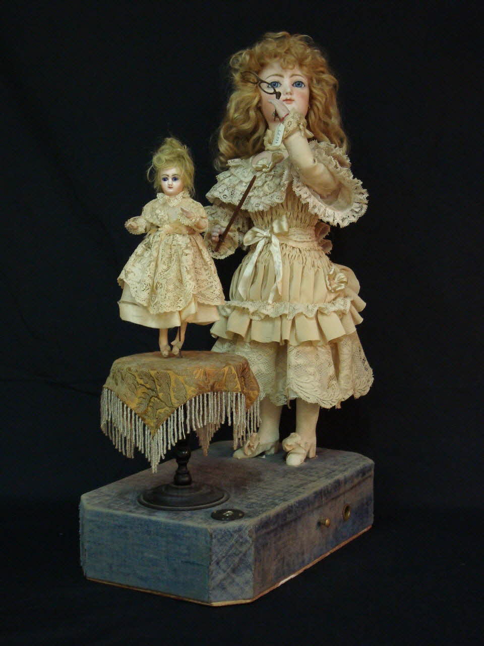 Roullet Decamps automate mécanique à musique Leçon de danse d'une fillette Ile-de-France, France 1870-1890 1985.25.138 Photo Mucem / cliché : Souillac, musée de l'automate