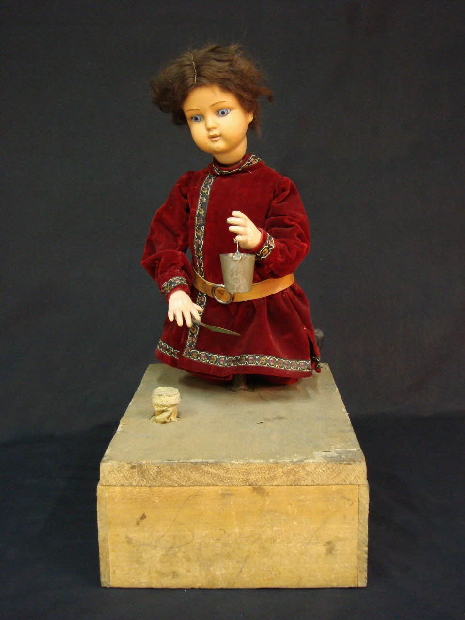 Roullet Decamps automate mécanique à musique Enfant faisant des pâtés de sable Ile-de-France, France 1903-1907 1985.25.164 Photo Mucem / cliché : Souillac, musée de l'automate