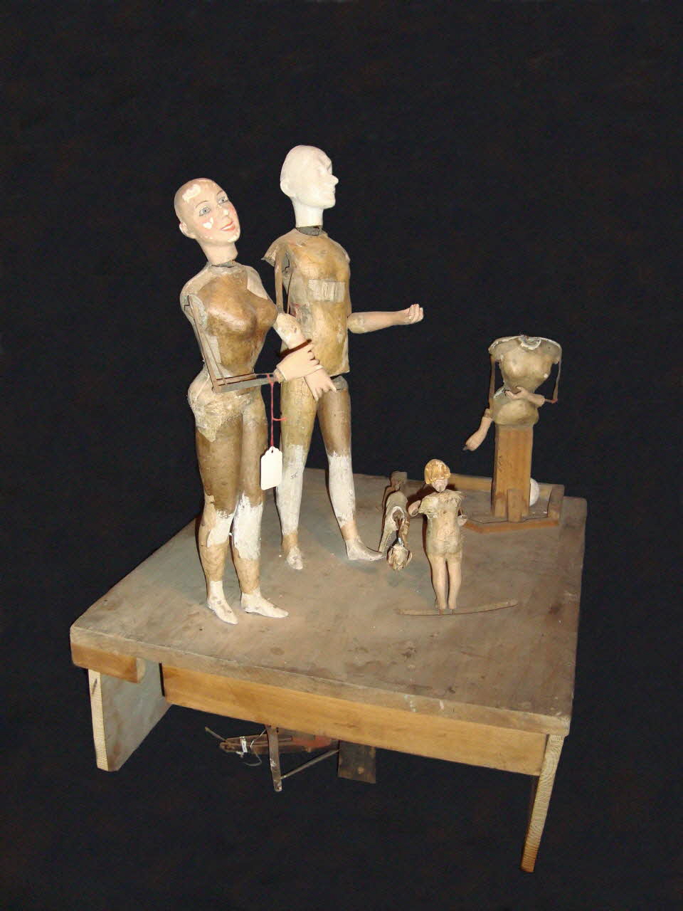 Phalibois ; Roullet Decamps automate électrique Scène de 4 personnages avec chien Ile-de-France, France 1914 1985.25.173 Photo Mucem / cliché : Souillac, musée de l'automate