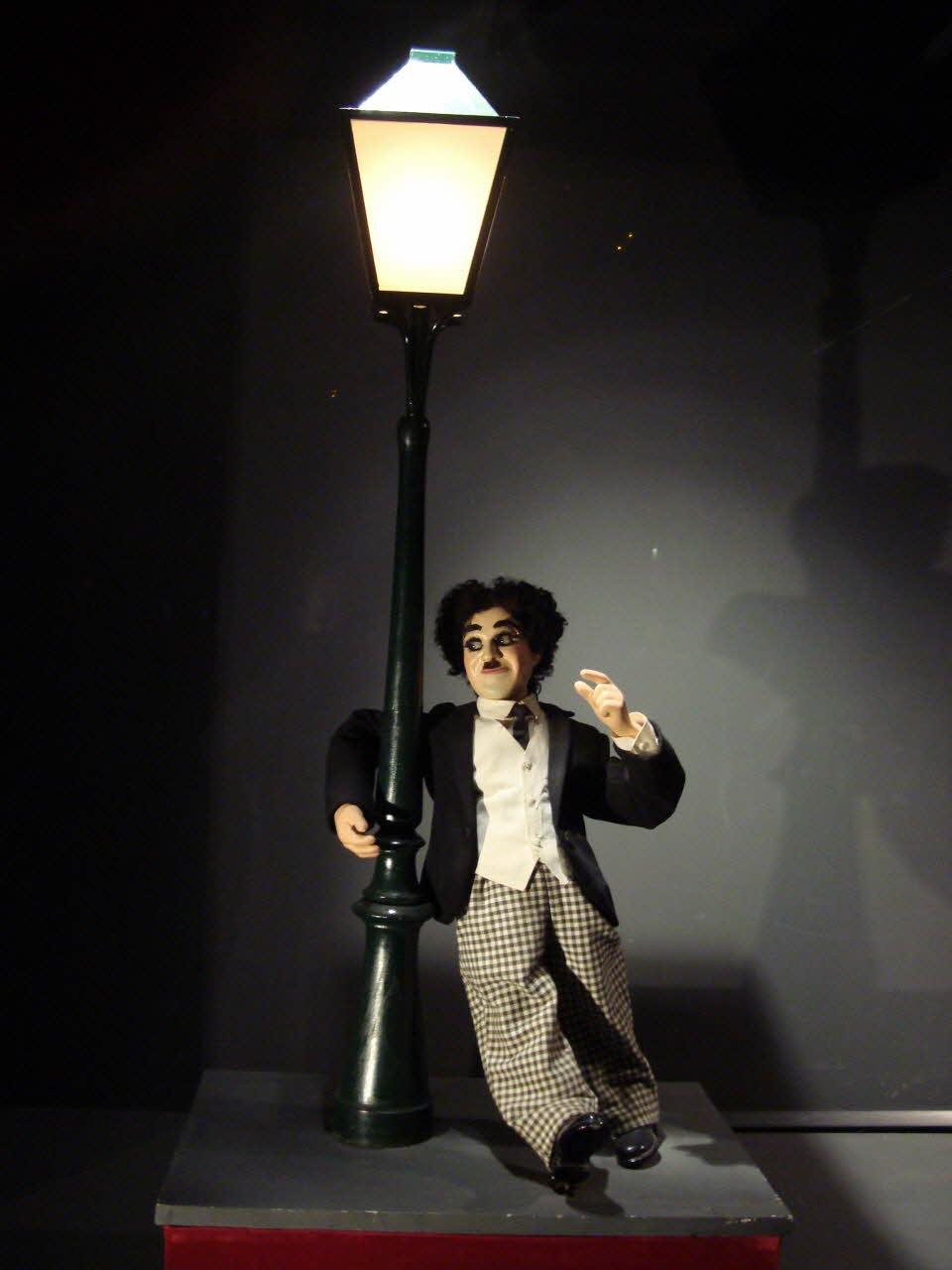Roullet Decamps automate électrique Charlot au lampadaire Ile-de-France, France 1920 1985.25.174 Photo Mucem / cliché : Souillac, musée de l'automate