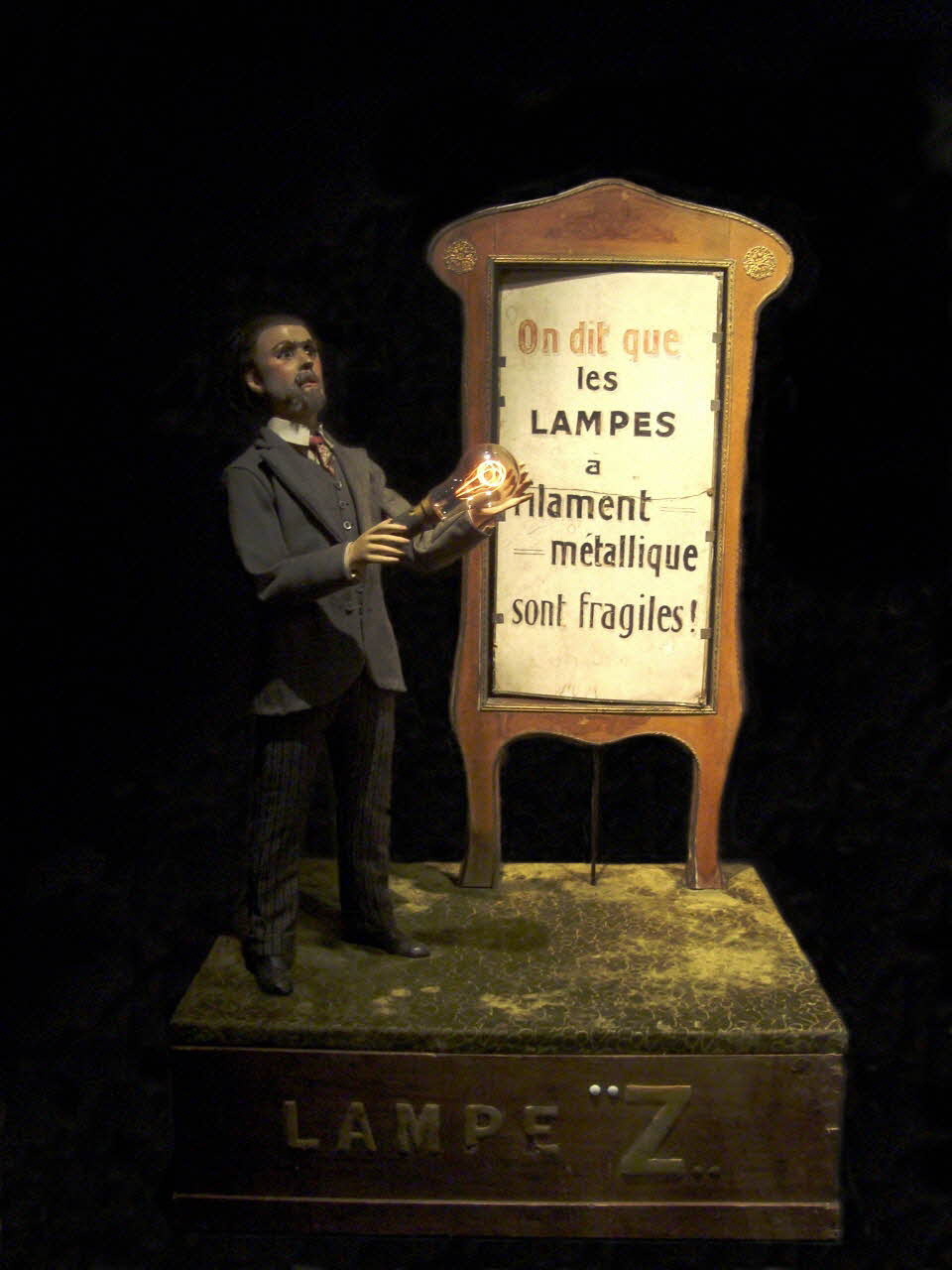 Phalibois ; Roullet Decamps automate électrique Présentation de la lampe Z Ile-de-France, France 1914 1985.25.222 Photo Mucem / cliché : Souillac, musée de l'automate