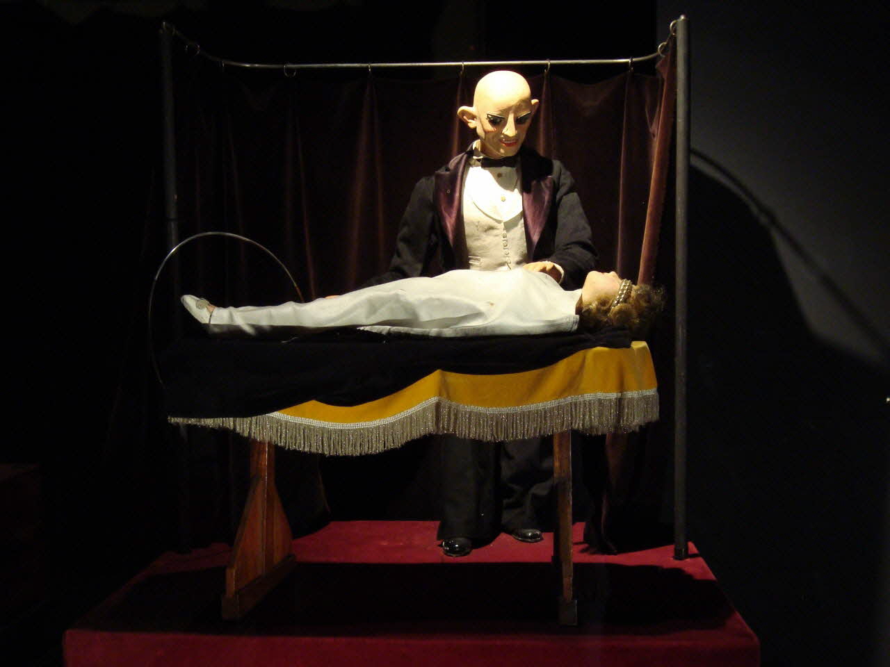 Roullet Decamps automate électrique Illusionniste : la lévitation Ile-de-France, France 1930 1985.25.223 Photo Mucem / cliché : Souillac, musée de l'automate