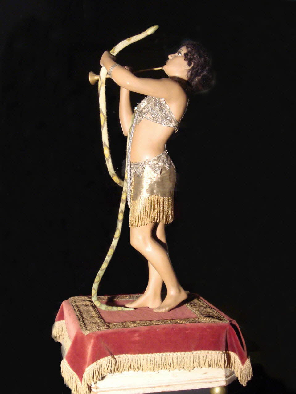 Roullet Decamps automate mécanique à musique Charmeuse de serpent Ile-de-France, France 1902 1985.25.288 Photo Mucem / cliché : Souillac, musée de l'automate