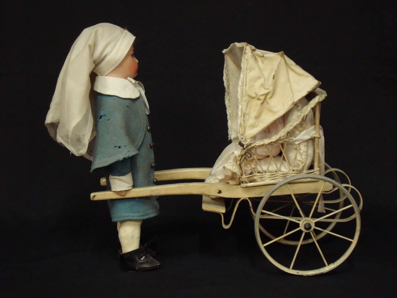 Roullet Decamps automate mécanique Nurse poussant une voiture de bébé Ile-de-France, France 1880-1900 1985.25.37 Photo Mucem / cliché : Souillac, musée de l'automate