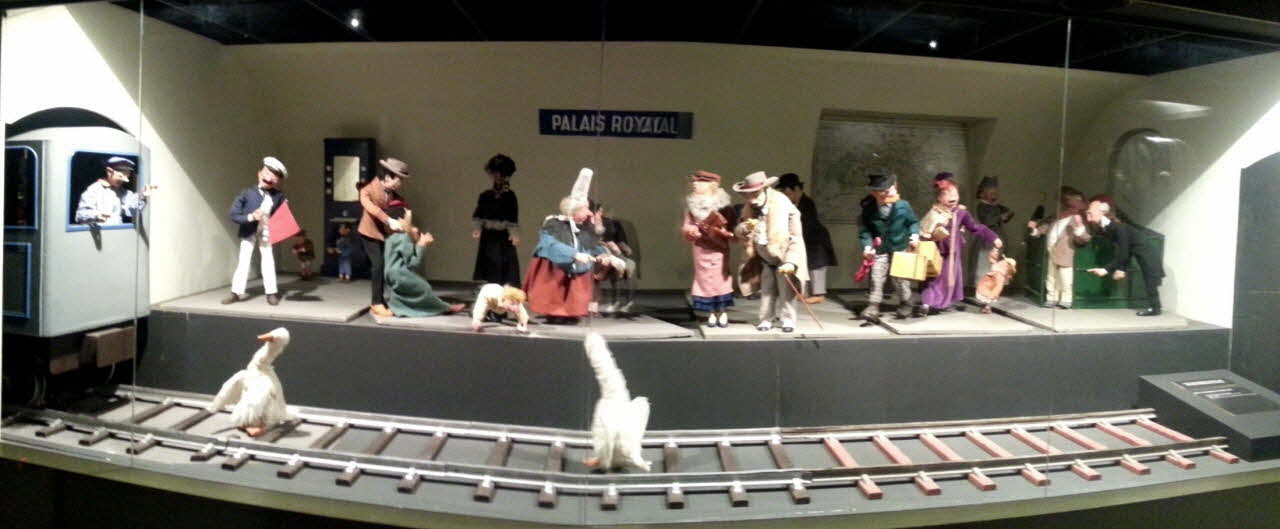 Roullet Decamps automate électrique Quai du métro parisien Ile-de-France, France 1934-1938 1985.25.372.1-27 Photo Mucem / cliché : Souillac, musée de l'automate