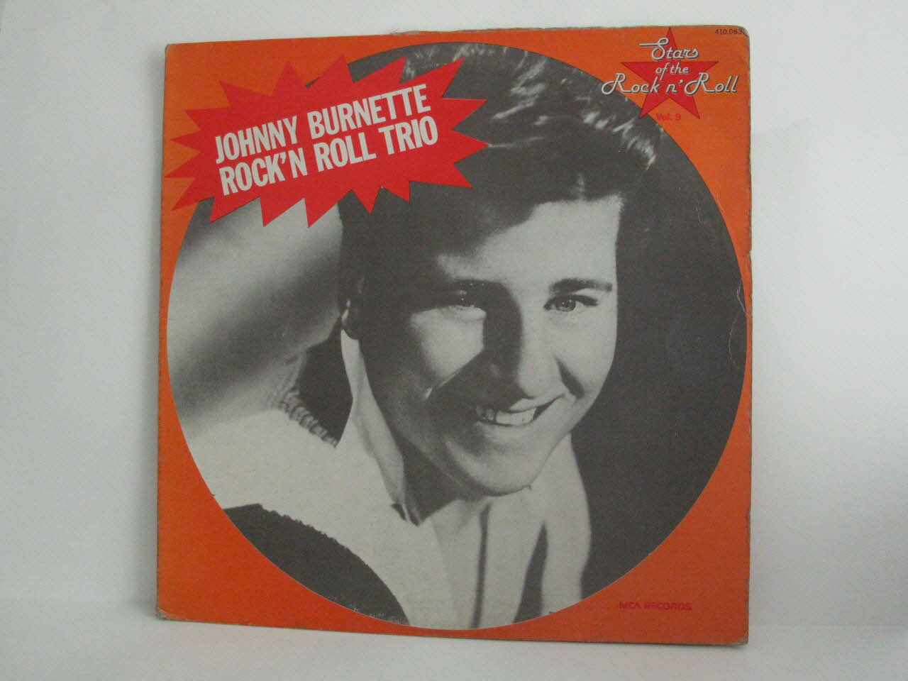 Johnny Burnette ; Mca Records ; C.P.F. Barclay ; Sorel disque 33 tours Johnny Burnette / Rock'n roll trio France 1956 2001.69.16.176.1-2 Photo Mucem
