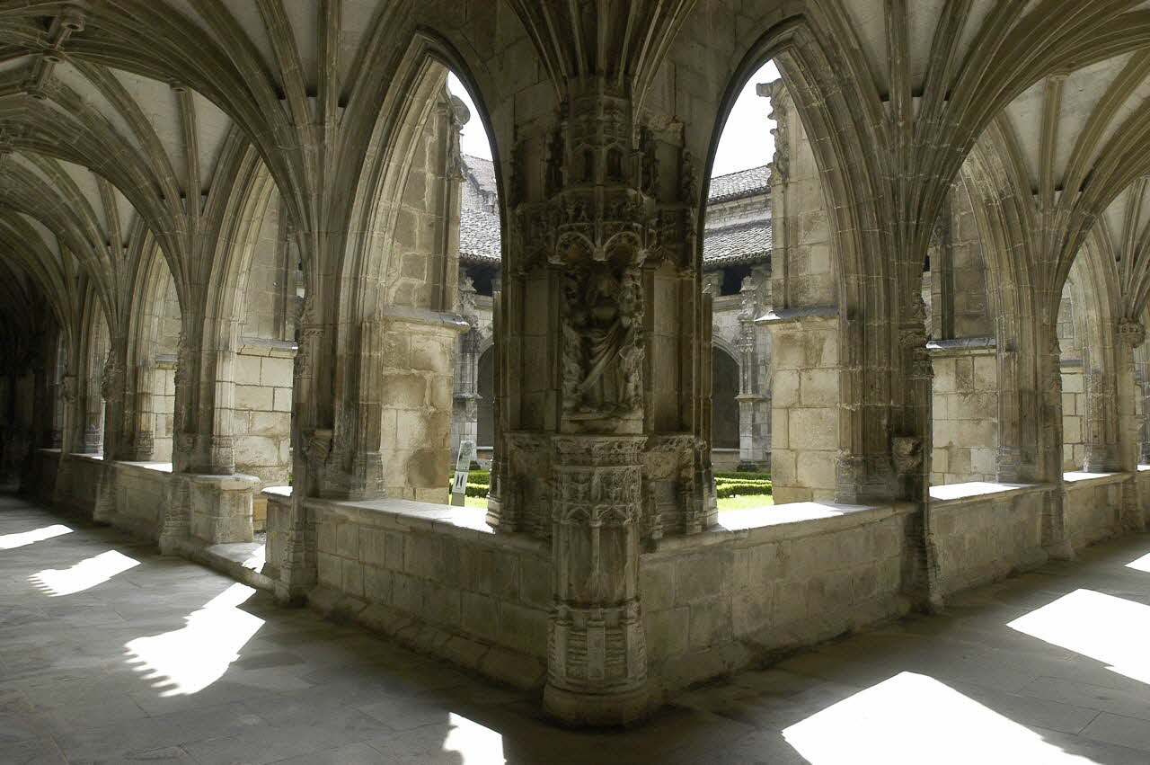 Christophe Fouin photographie Cloître de la cathédrale Saint-Etienne Midi-Pyrénées, France 2008/5/6 PHP.2008.1.126 Photo