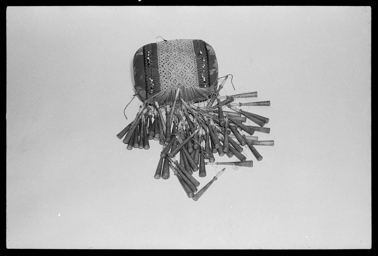 Alain Guey photographie Coussin à dentelle Ile-de-France, France 1975/4/1 Ph.1975.12.264  Photo