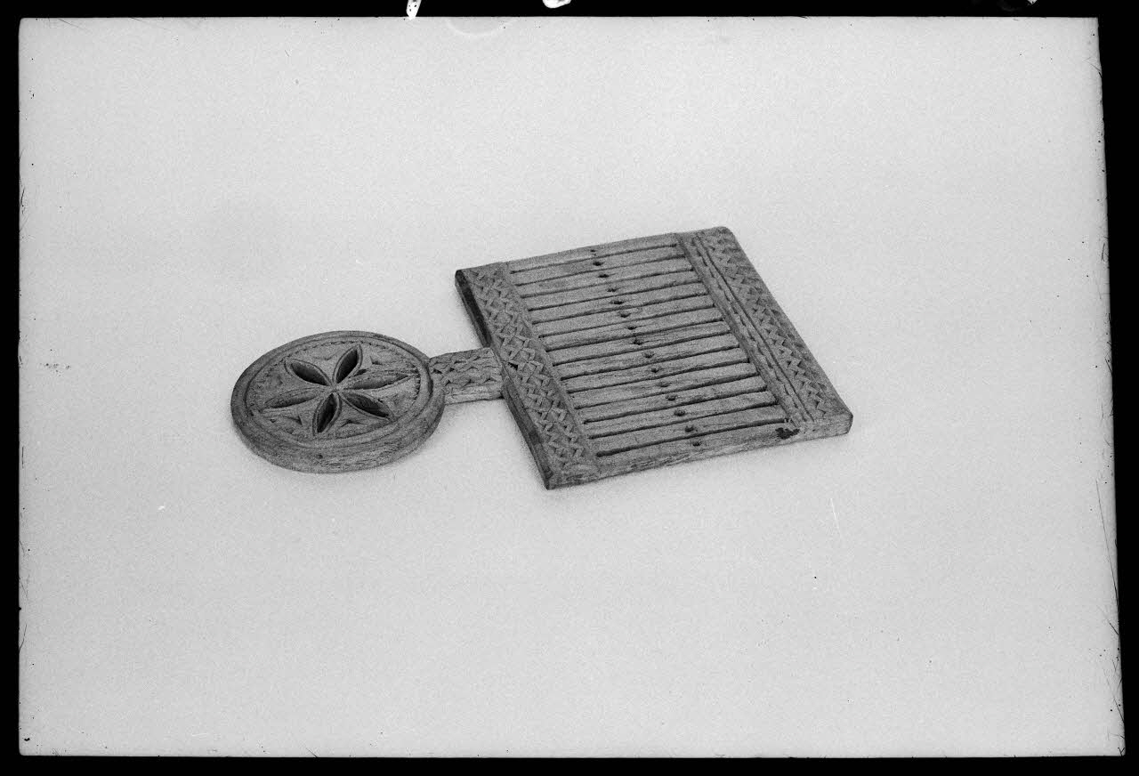 Alain Guey photographie Passette à rubans en bois. 19è siècle Ile-de-France, France 1975/4/1 Ph.1975.12.268 Photo