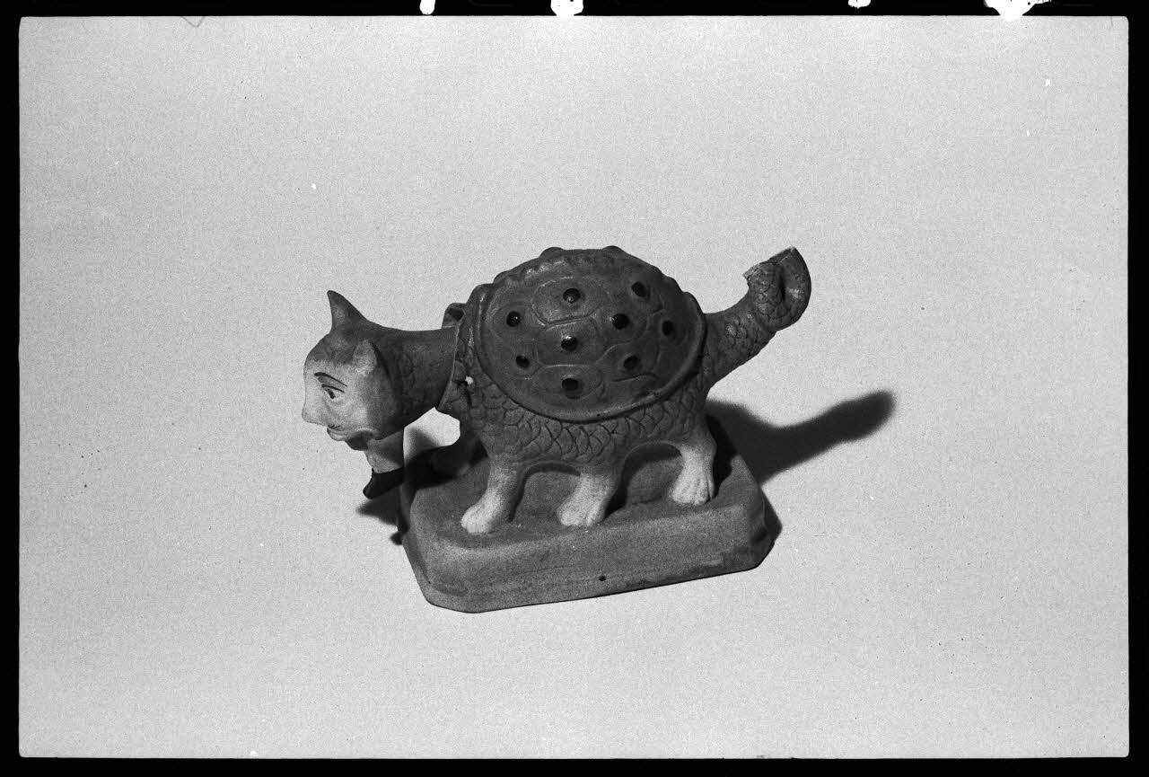 Alain Guey photographie Jouet représentant une tarasque Ile-de-France, France 1975/4/1 Ph.1975.12.325 Photo