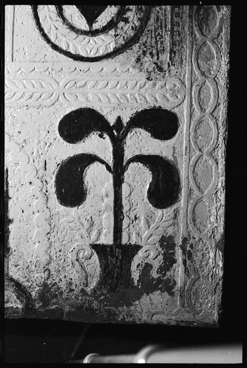 Alain Guey photographie Devant de fourneau rectangulaire en pierre sculpté et peinte. Détail du décor. Daté de 1851 Ile-de-France, France 1975/9/1 Ph.1975.12.626 Photo