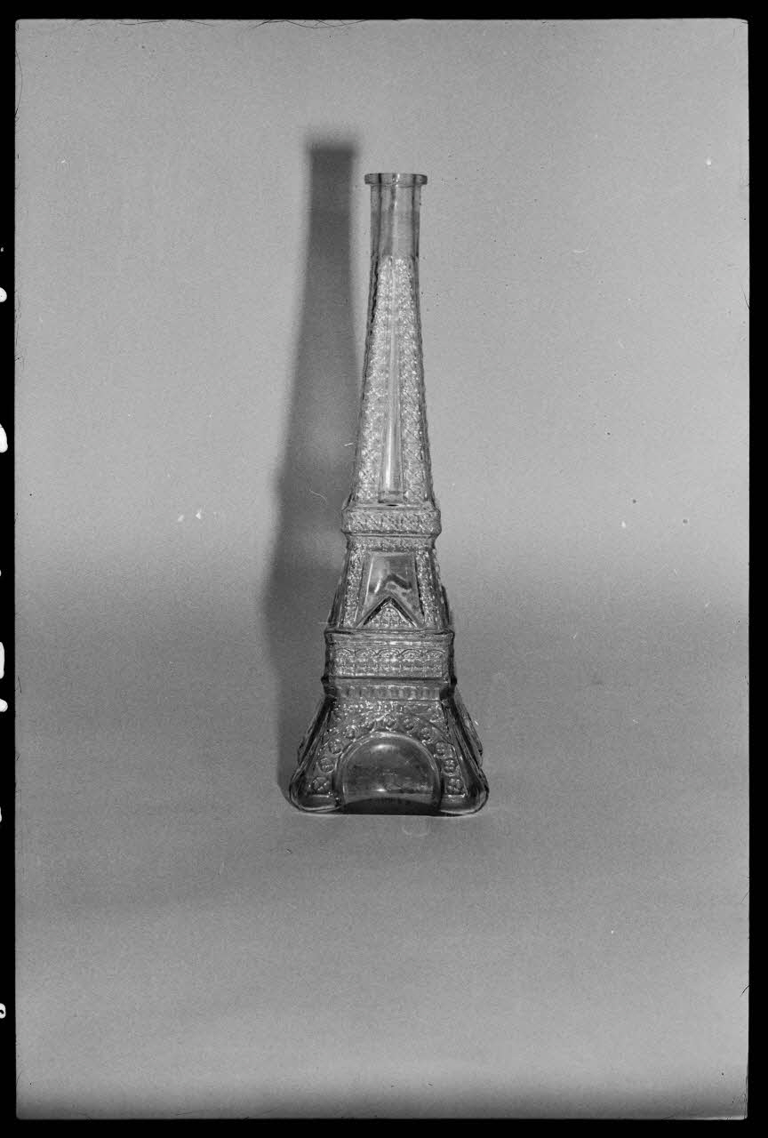 Réunion des musées nationaux - Grand Palais photographie Flacon tour Eiffel France 1974/12/1 Ph.1975.4.107 Photo