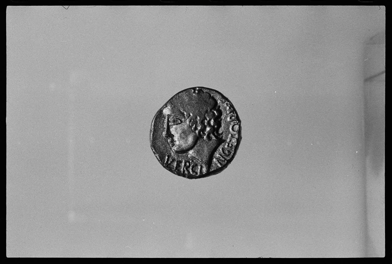 Réunion des musées nationaux - Grand Palais photographie Fac-simile d'une médaille statère. Image de Vercingétorix France 1974/12/1 Ph.1975.4.190 Photo