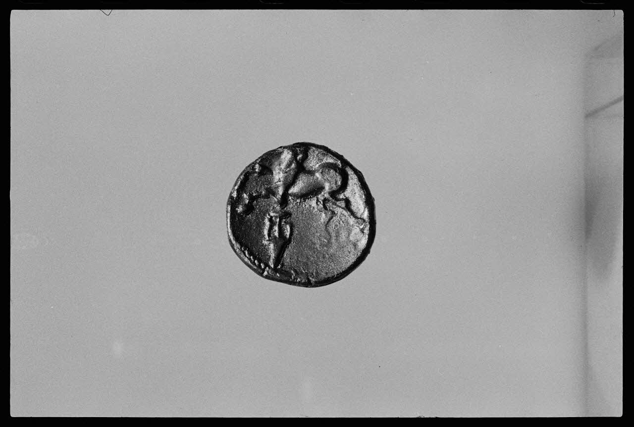 Réunion des musées nationaux - Grand Palais photographie Fac-similé d'une médaille statère. Image de cheval. Réalisé d'après un original du musée de la Monnaie France 1974/12/1 Ph.1975.4.191 Photo