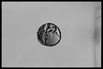 Réunion des musées nationaux - Grand Palais photographie Fac-similé d'une médaille statère. Image de cheval. Réalisé d'après un original du musée de la Monnaie France 1974/12/1 Ph.1975.4.191 Photo