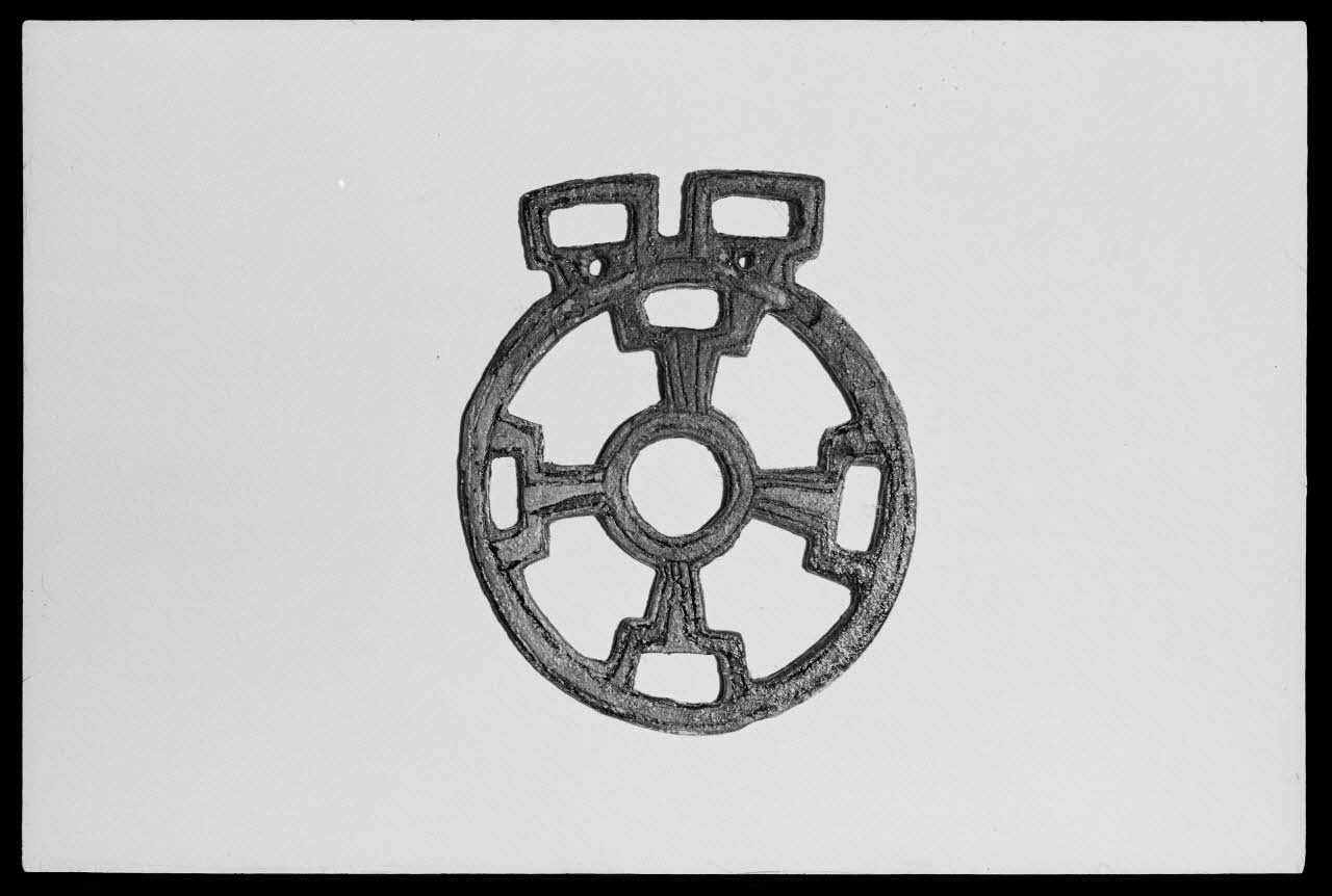 Réunion des musées nationaux - Grand Palais photographie Fac-simile d'une plaque de châtelaine réalisé à partir d'un original du musée des antiquités nationales de Saint-Germain-en-Laye France 1974/12/1 Ph.1975.4.194 Photo