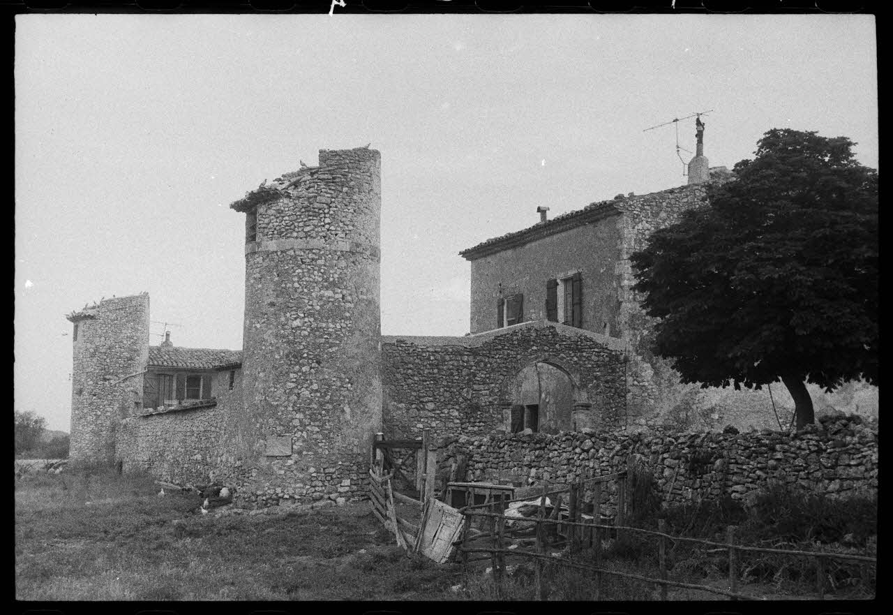 Henri Raulin photographie Ferme à pigeonnier et tour Provence-Alpes-Côte d'Azur, France 1975/3/3 Ph.1975.44.1 Photo