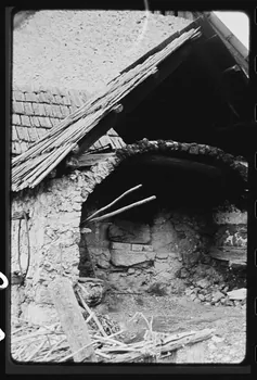 Michel Perréard photographie Propriété de Monsieur Marius Nicolas. Four à pain, encore utilisé de nos jours Provence-Alpes-Côte d'Azur, France 1974 Ph.1975.58.10 Photo