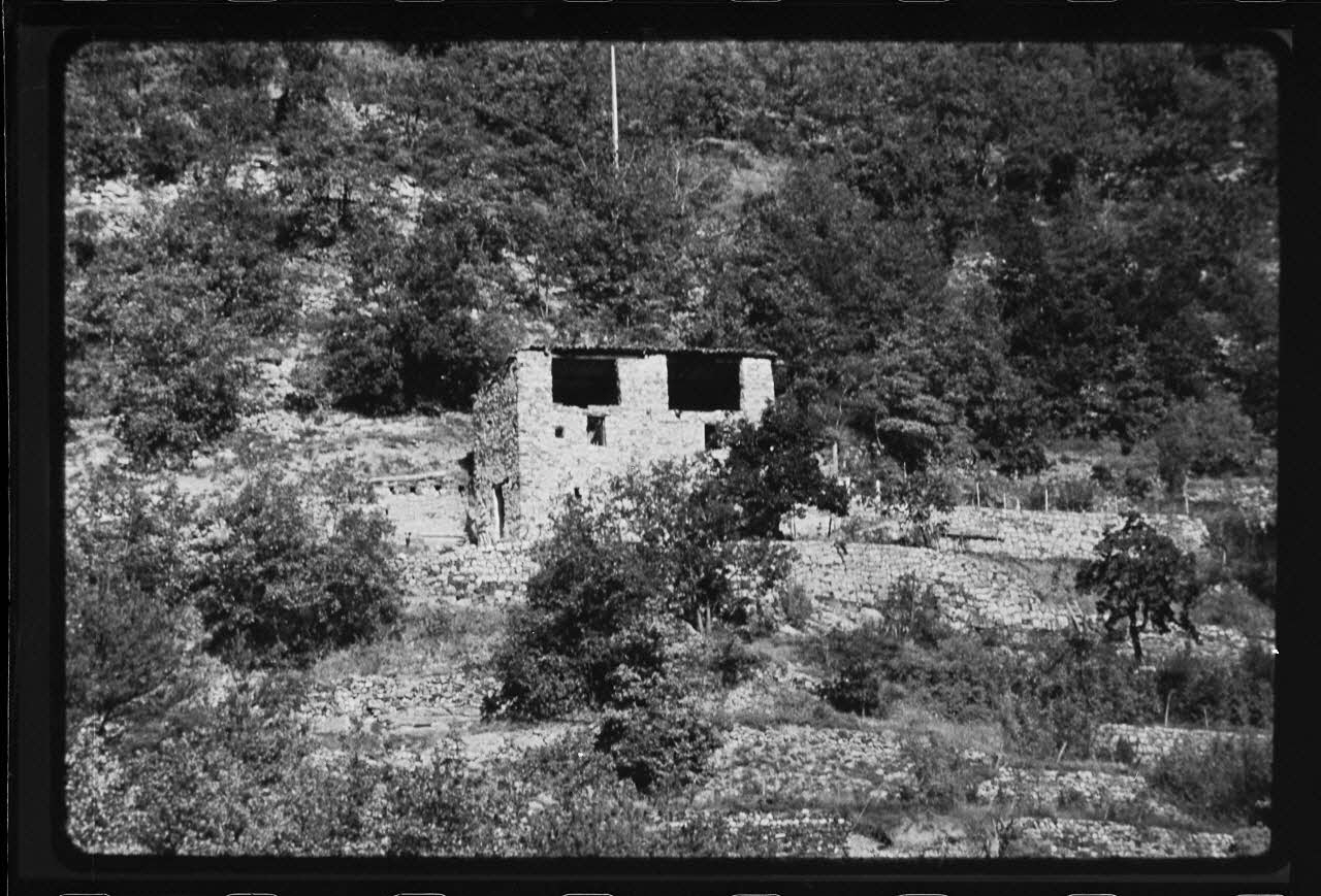 Michel Perréard photographie Vallée moyenne du Var. Quelques exemples de "galeta", ou séchoirs. Ouverts au Midi, ils sont typiques de cette partie du département, mais ne figurent pas dans les monographies Provence-Alpes-Côte d'Azur, France 1974 Ph.1975.58.100 Photo