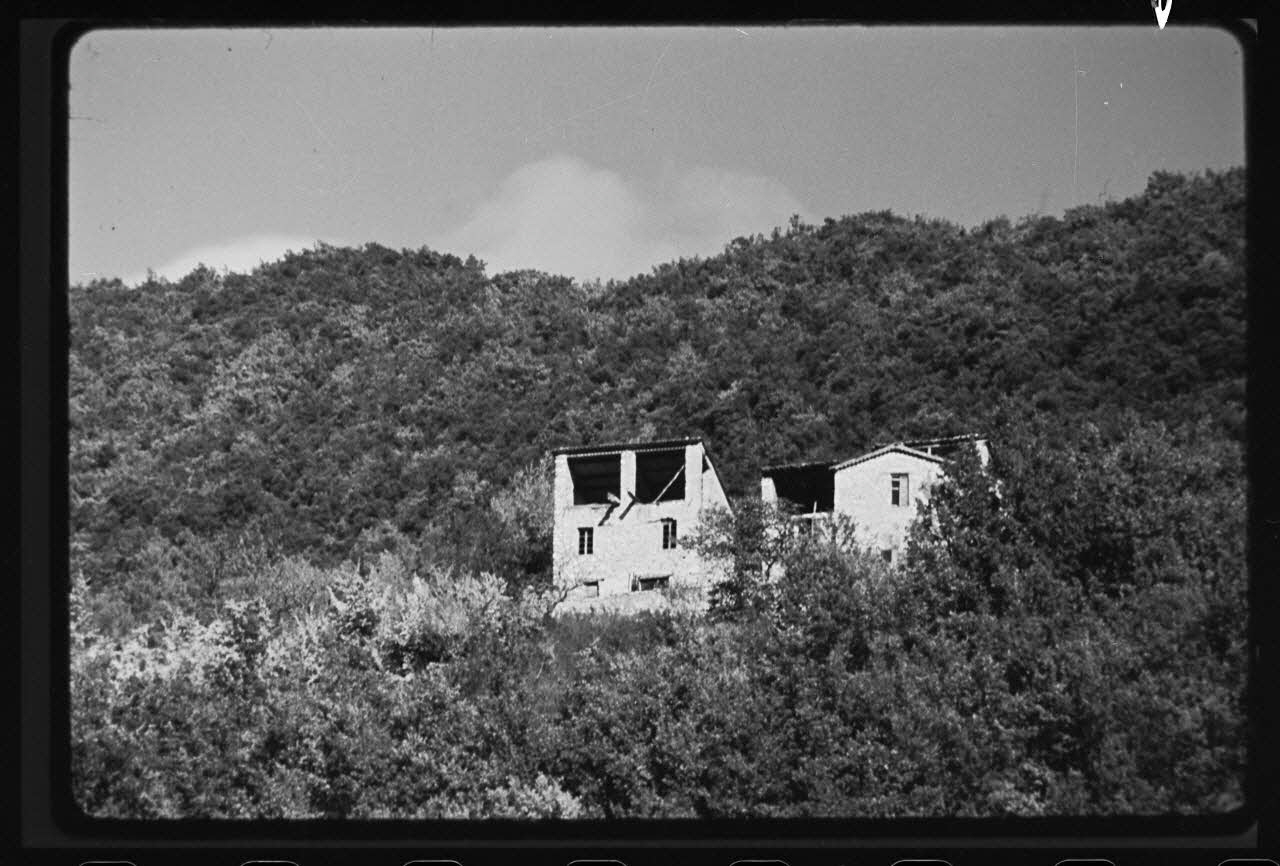 Michel Perréard photographie Vallée moyenne du Var. Quelques exemples de "galeta", ou séchoirs. Ouverts au Midi, ils sont typiques de cette partie du département, mais ne figurent pas dans les monographies Provence-Alpes-Côte d'Azur, France 1974/10/1 Ph.1975.58.101 Photo