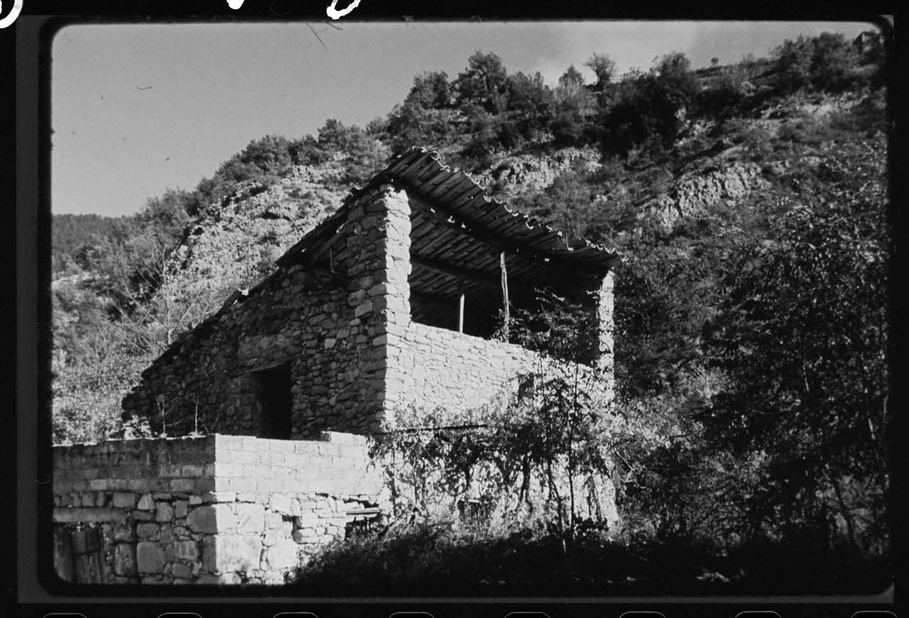 Michel Perréard photographie Vallée moyenne du Var. Quelques exemples de "galeta", ou séchoirs. Ouverts au Midi, ils sont typiques de cette partie du département, mais ne figurent pas dans les monographies Provence-Alpes-Côte d'Azur, France 1974/10/1 Ph.1975.58.102 Photo