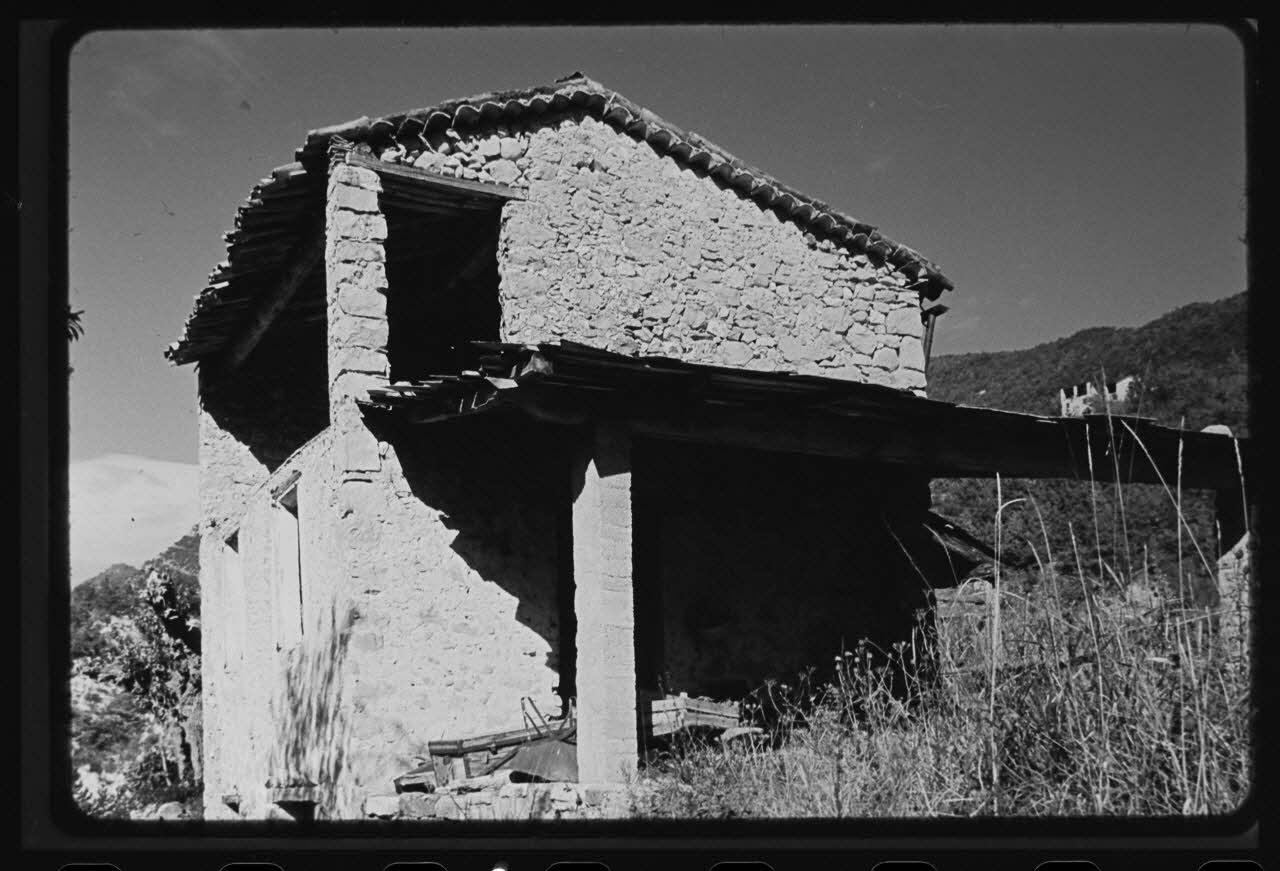 Michel Perréard photographie Vallée moyenne du Var. Quelques exemples de "galeta", ou séchoirs. Ouverts au Midi, ils sont typiques de cette partie du département, mais ne figurent pas dans les monographies Provence-Alpes-Côte d'Azur, France 1974/10/1 Ph.1975.58.103 Photo