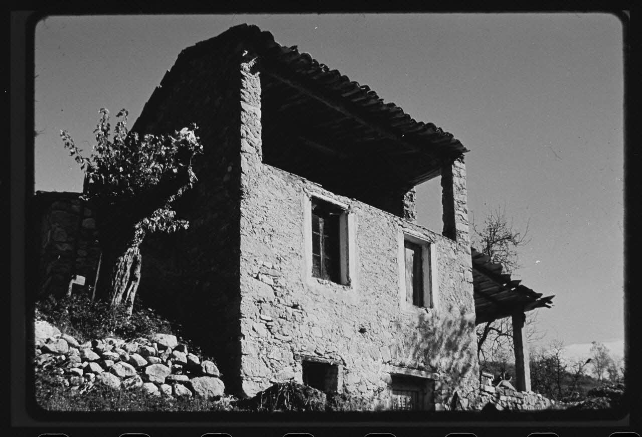 Michel Perréard photographie Vallée moyenne du Var. Quelques exemples de "galeta", ou séchoirs. Ouverts au Midi, ils sont typiques de cette partie du département, mais ne figurent pas dans les monographies Provence-Alpes-Côte d'Azur, France 1974/10/1 Ph.1975.58.104 Photo