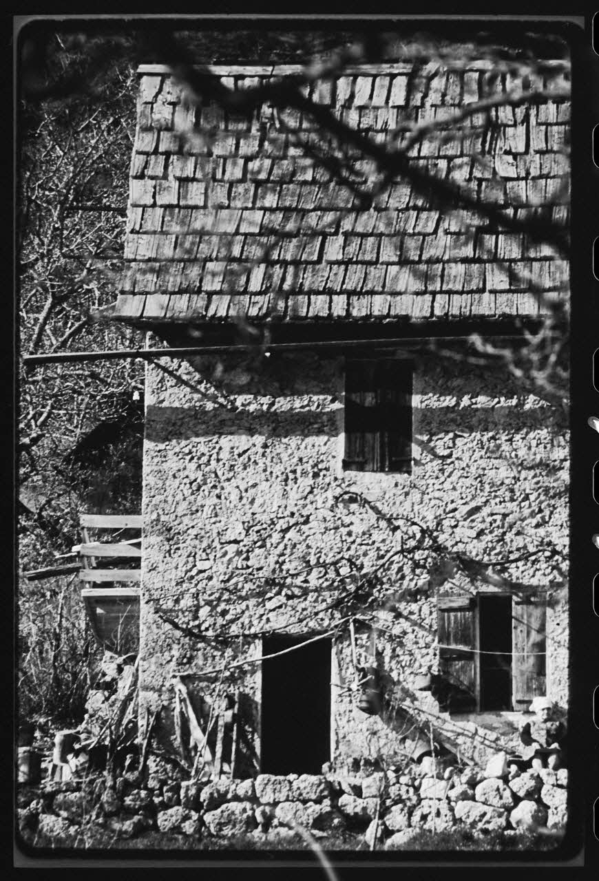Michel Perréard photographie Propriété de Monsieur Marius Nicolas. Détail gauche de la façade Sud Provence-Alpes-Côte d'Azur, France 1974 Ph.1975.58.11 Photo
