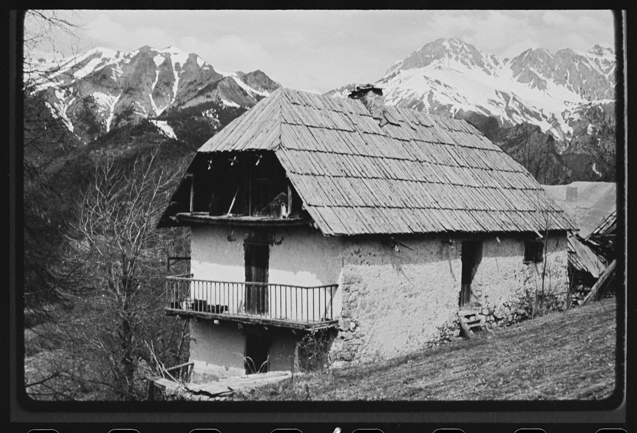 Michel Perréard photographie Propriété de Monsieur Marius Nicolas. Angle Sud-Est : vue de la façade Sud Provence-Alpes-Côte d'Azur, France 1974 Ph.1975.58.16 Photo