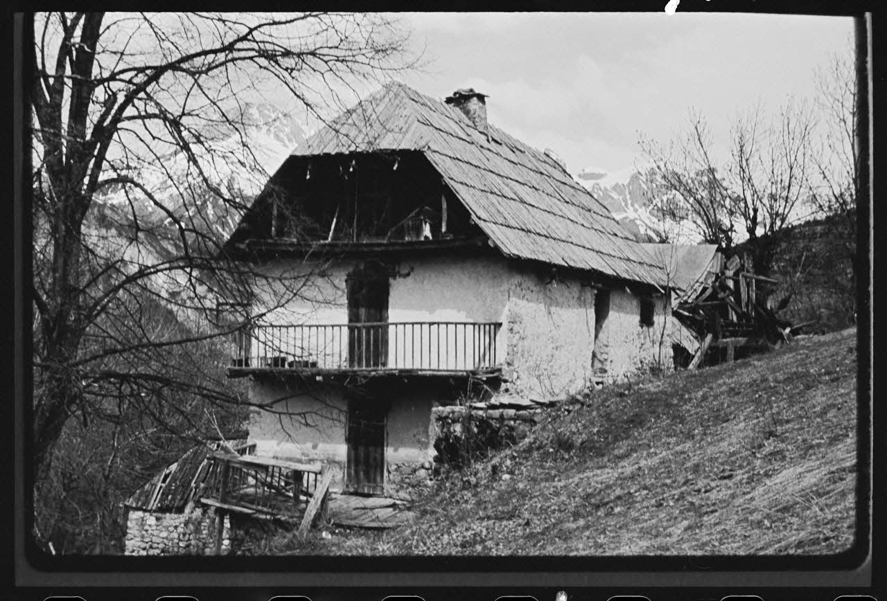 Michel Perréard photographie Propriété de Monsieur Marius Nicolas. Angle Sud-Est : vue de la façade Sud Provence-Alpes-Côte d'Azur, France 1974 Ph.1975.58.17 Photo