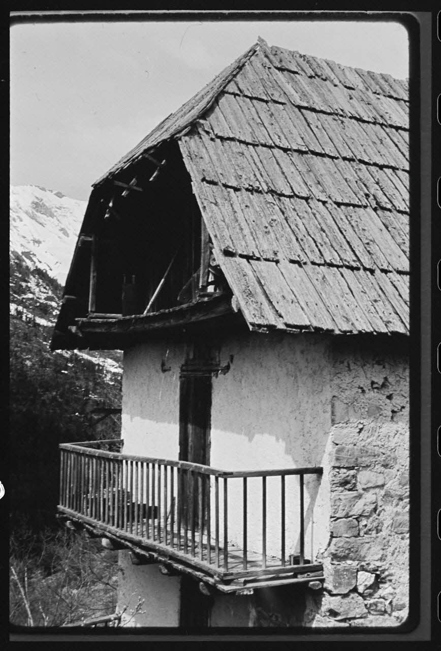 Michel Perréard photographie Propriété de Monsieur Marius Nicolas. Façade Sud, avec avancée du toit en auvent Provence-Alpes-Côte d'Azur, France 1974 Ph.1975.58.18 Photo