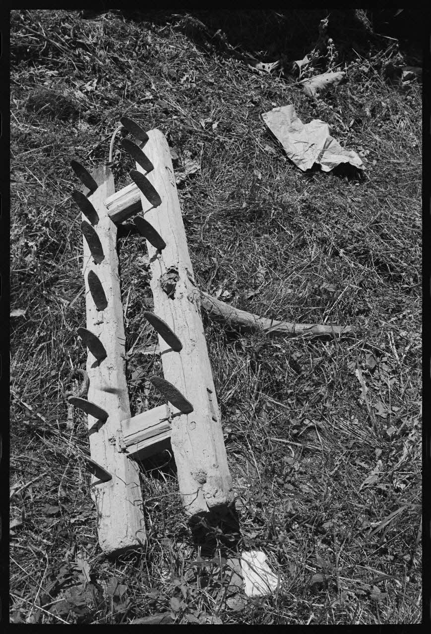 Michel Perréard photographie Propriété de Monsieur Marius Nicolas. Photographie d'un brise-motte de fabrication artisanale Provence-Alpes-Côte d'Azur, France 1974 Ph.1975.58.22 Photo