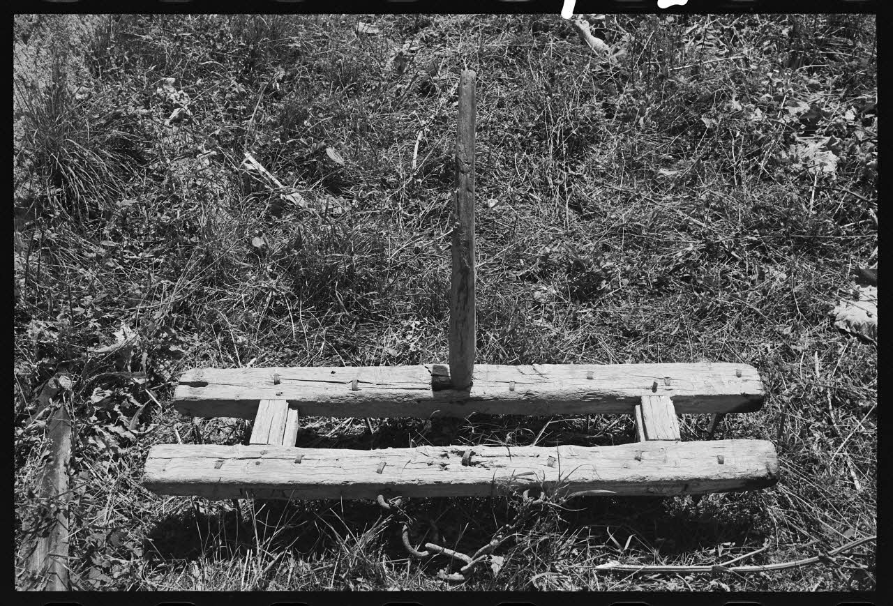 Michel Perréard photographie Propriété de Monsieur Marius Nicolas. Photographie d'un brise-motte de fabrication artisanale Provence-Alpes-Côte d'Azur, France 1974 Ph.1975.58.23 Photo