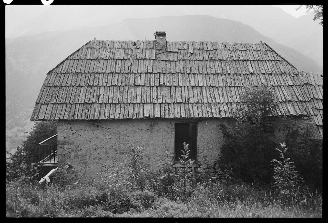 Michel Perréard photographie Propriété de Monsieur Marius Nicolas. Vue de la façade Est Provence-Alpes-Côte d'Azur, France 1974 Ph.1975.58.24 Photo