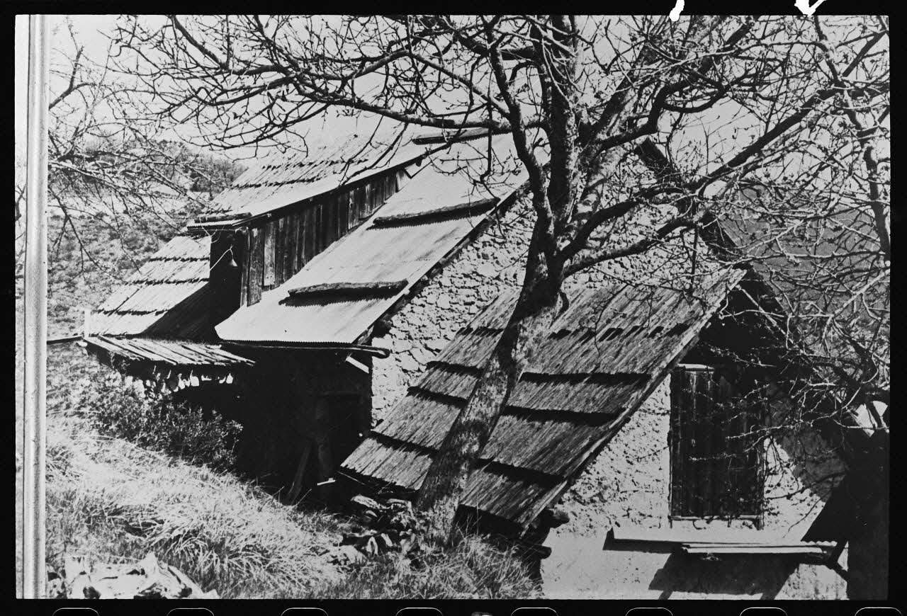 Michel Perréard photographie Propriété de Monsieur Marius Nicolas. Angle Nord-Ouest du bâtiment principal. Sousta et grange Provence-Alpes-Côte d'Azur, France 1974 Ph.1975.58.3 Photo