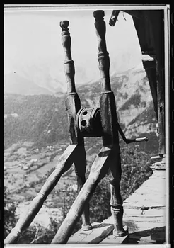 Michel Perréard photographie Propriété de Monsieur Marius Nicolas. Sans doute un ancien rouet à manivelle. Détail du moyeu et de la manivelle Provence-Alpes-Côte d'Azur, France 1974 Ph.1975.58.32 Photo