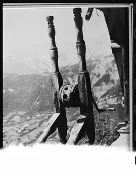 Michel Perréard photographie Propriété de Monsieur Marius Nicolas. Sans doute un ancien rouet à manivelle. Détail du moyeu et de la manivelle Provence-Alpes-Côte d'Azur, France 1974 Ph.1975.58.33 Photo