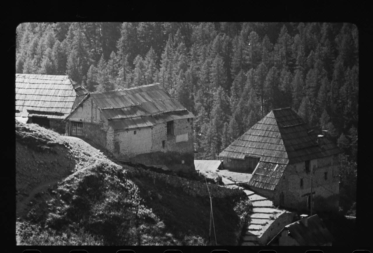 Michel Perréard photographie Ferme de Monsieur Martin Marius. Au centre: le bâtiment. Enquête. A l'angle Nord-Ouest : porte sous la toiture, correspondant à l' Provence-Alpes-Côte d'Azur, France 1974 Ph.1975.58.39 Photo