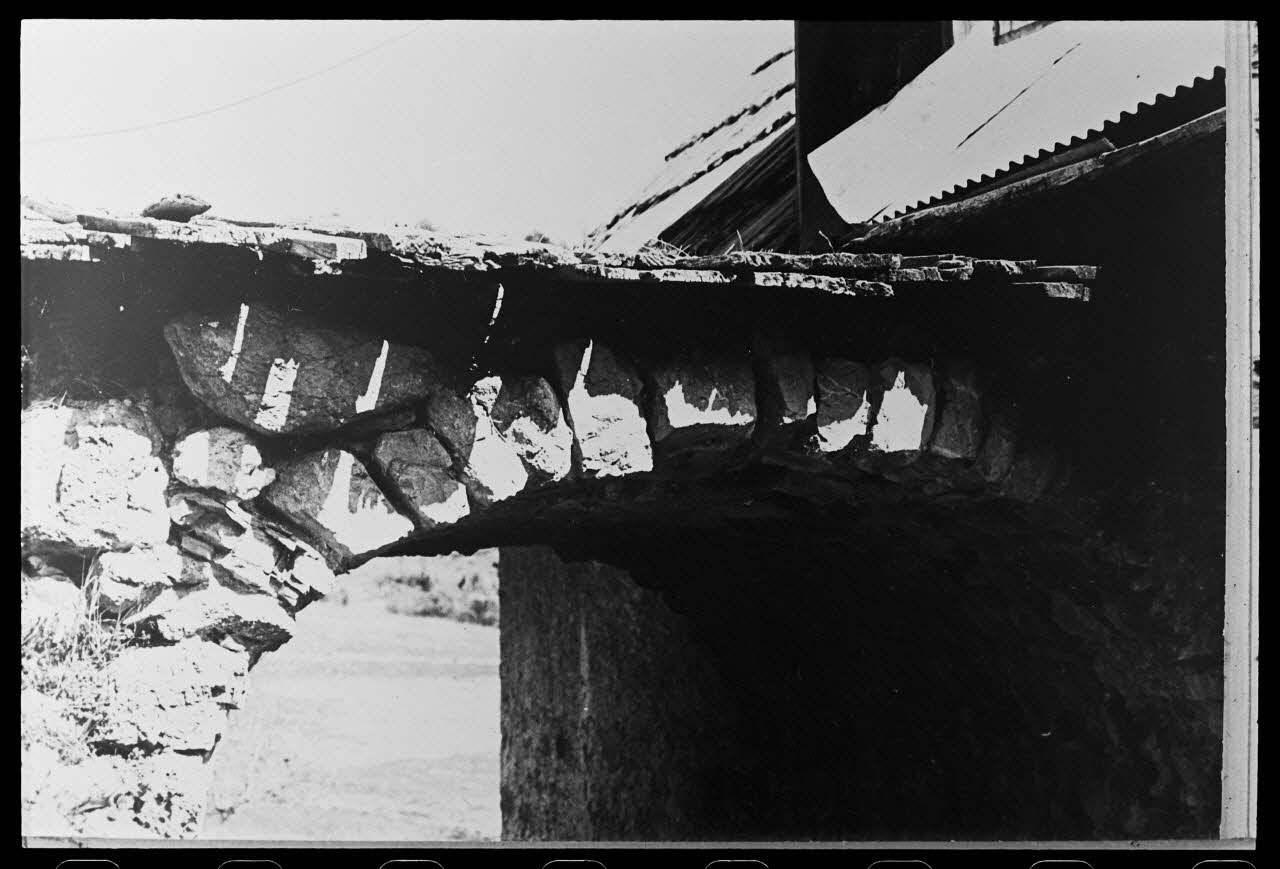 Michel Perréard photographie Propriété de Monsieur Marius Nicolas. Pont en pierres sèches d'accès à Fenière. Détail Provence-Alpes-Côte d'Azur, France 1974 Ph.1975.58.4 Photo