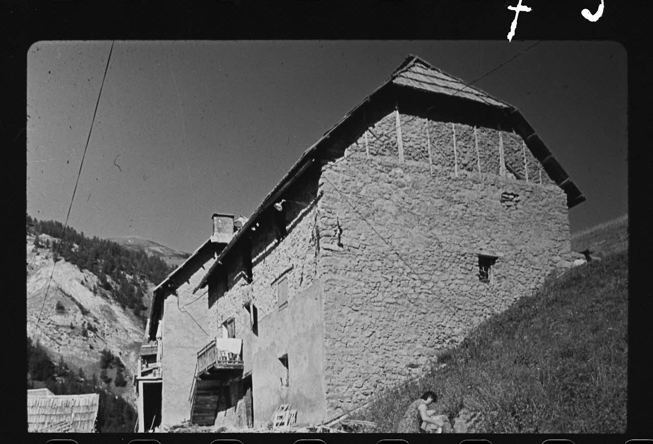 Michel Perréard photographie Ferme de Monsieur Martin Marius. Construction de la fin du 19è siècle. Toiture à croupe. Vue de l'angle Sud-Est Provence-Alpes-Côte d'Azur, France 1974 Ph.1975.58.40 Photo