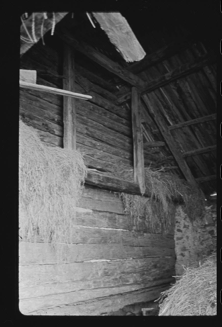 Michel Perréard photographie Ferme de Monsieur Martin Marius. Vue prise de la porte d'entrée, sur fenière. Différence de construction visible entre la partie ancienne en rondins empilés, et la plus récente avec charpente Provence-Alpes-Côte d'Azur, France 1974 Ph.1975.58.43 Photo