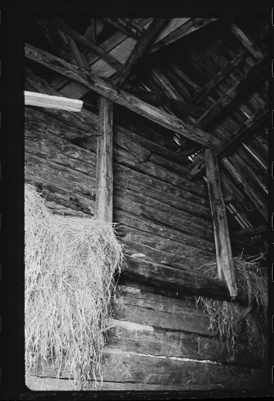 Michel Perréard photographie Ferme de Monsieur Martin Marius. Vue prise de la porte d'entrée, sur fenière. Différence de construction visible entre la partie ancienne en rondins empilés, et la plus récente avec charpente Provence-Alpes-Côte d'Azur, France 1974 Ph.1975.58.44 Photo