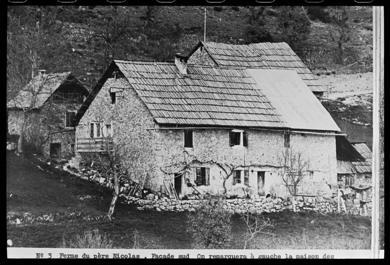 Michel Perréard photographie Propriété de Monsieur Marius Nicolas. Vue d'ensemble : façade Sud du bâtiment principal et maison domestique à gauche Provence-Alpes-Côte d'Azur, France 1974 Ph.1975.58.5 Photo