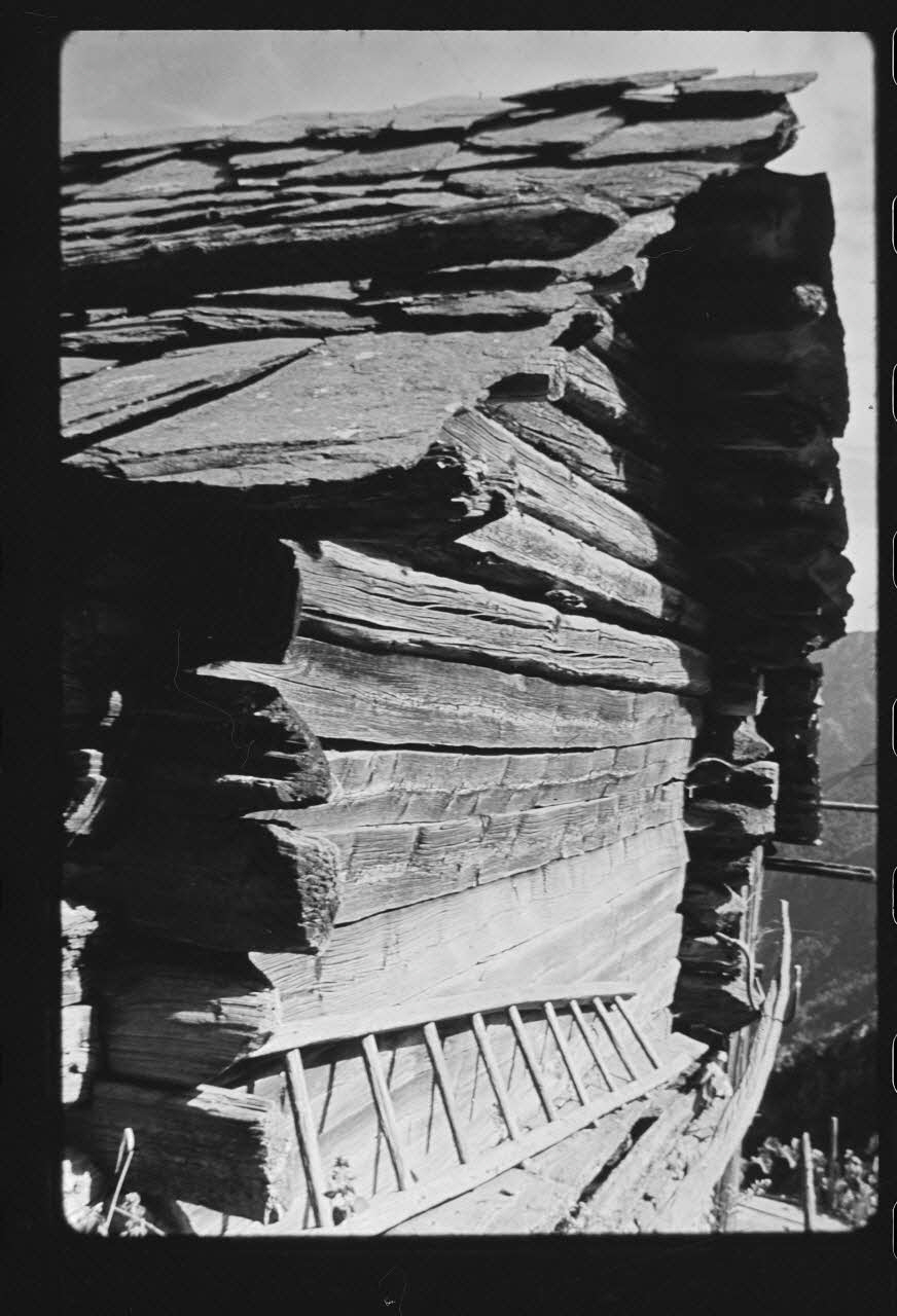 Michel Perréard photographie Grange inconnue : exemple de grange à rondins, avec couverture de lauzes non taillées Provence-Alpes-Côte d'Azur, France 1974 Ph.1975.58.60 Photo