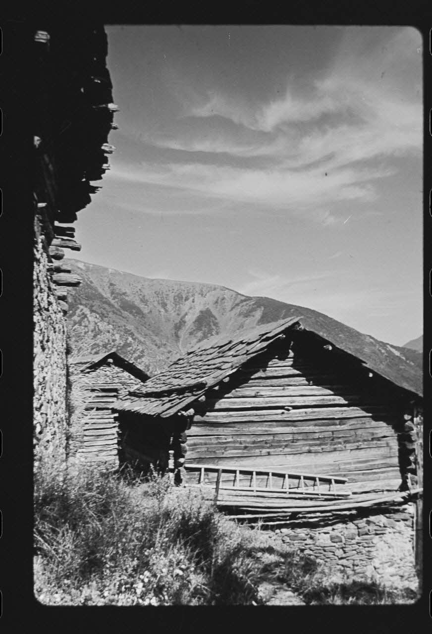 Michel Perréard photographie Grange inconnue : exemple de grange à rondins, avec couverture de lauzes non taillées Provence-Alpes-Côte d'Azur, France 1974 Ph.1975.58.61 Photo
