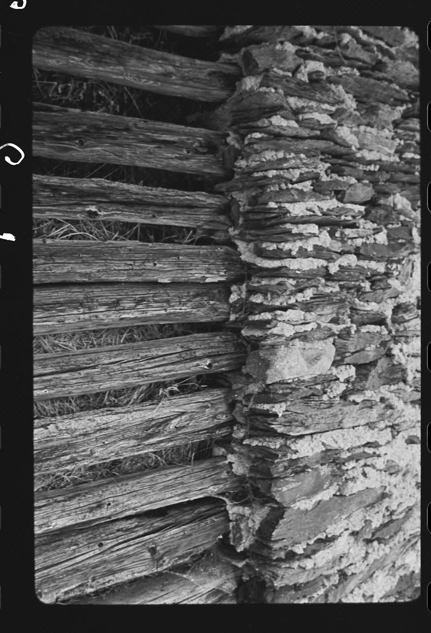 Michel Perréard photographie Grange : détail de la baie Provence-Alpes-Côte d'Azur, France 1974 Ph.1975.58.62 Photo